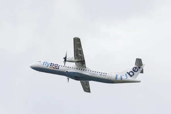 30 мая 2013 года, Международный аэропорт Рига, RIX, FlyBe Nordic, ATR-72-500 — стоковое фото