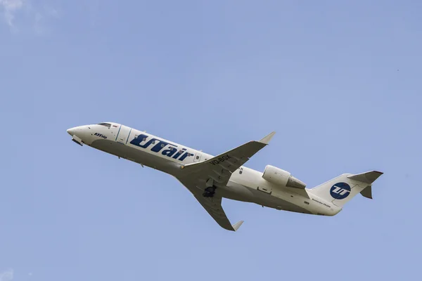 30 мая 2013 года, Международный аэропорт Рига, RIX, UTair Aviation, Canadair CL-600-2B19 Regional Jet CRJ-200LR — стоковое фото