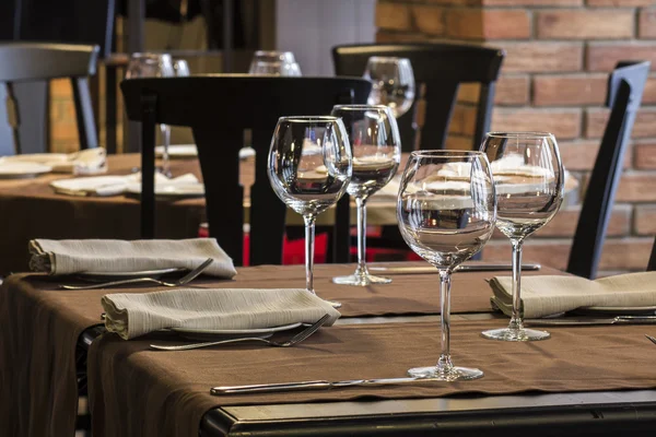 Fine restaurant dinner table place setting: napkin & wineglass — Stock Photo, Image