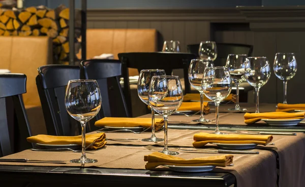 Güzel restoran yemek masası yer ayarı: peçete ve bardağı