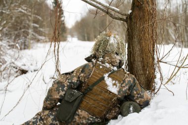 Modern savaş askeri ordusu. Kış mevsiminde multicam kamuflajlı bir adam