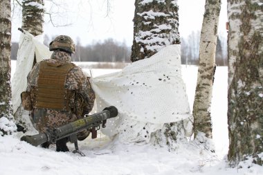 Modern savaş askeri ordusu. Kış mevsiminde multicam kamuflajlı bir adam