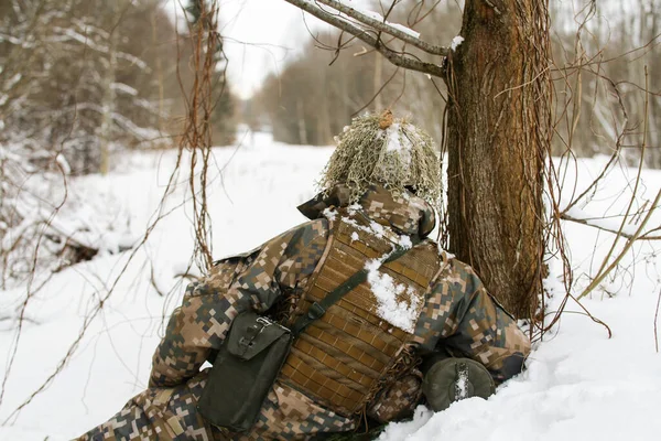Modern savaş askeri ordusu. Kış mevsiminde multicam kamuflajlı bir adam