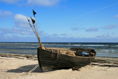 Kumsalda yatan eski küçük tekne