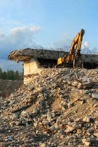 Κατεδάφιση Κτιρίου Εκσκαφέας Σπάει Παλιό Σπίτι Ελεύθερος Χώρος Για Την — Φωτογραφία Αρχείου