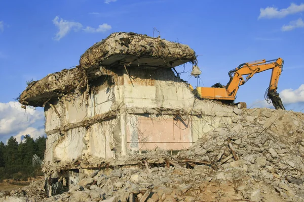 Demolice Budovy Vykopávač Rozbíjí Starý Dům Uvolnění Prostoru Pro Výstavbu — Stock fotografie