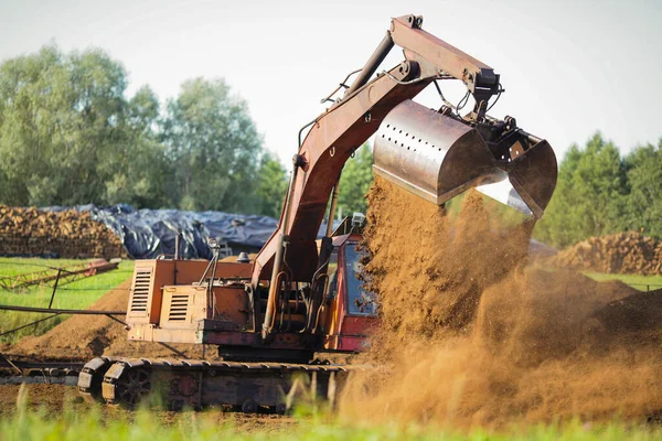 收集泥炭的专用设备 泥炭萃取过程 农业产业 泥煤农场 — 图库照片
