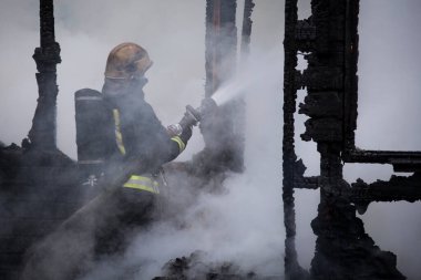Yangını söndürmek köydeki evi yok etti.
