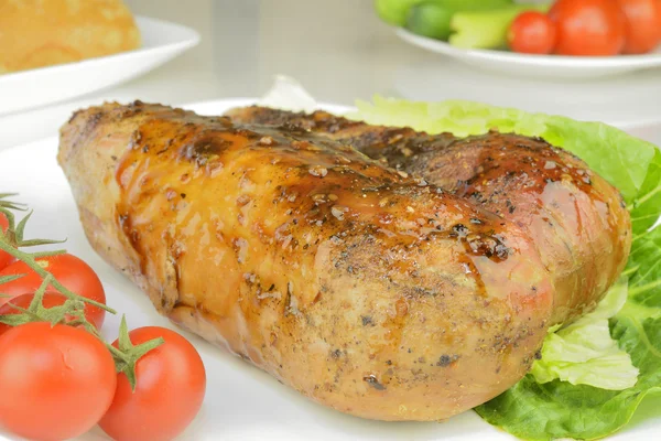 Готовое мясо на белой тарелке — стоковое фото