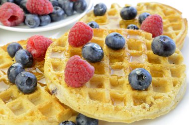 yaban mersini ve ahududu closeup ile gözleme