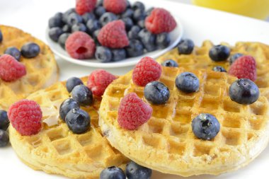 Yaban mersinli waffle ve ahududu.