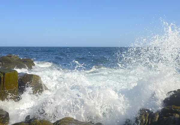 海浪洒落在岩石 — 图库照片