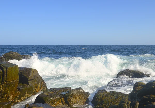 Wellen brechen an einem steinigen Strand — Stockfoto