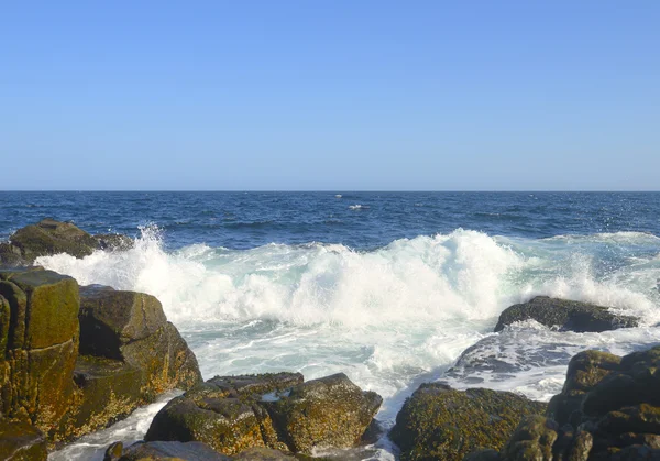 Olas rompiendo en una playa pedregosa — Foto de Stock