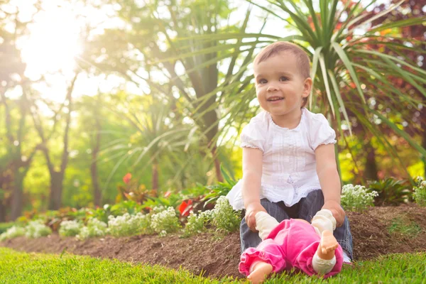 Mädchen spielt mit Puppe — Stockfoto