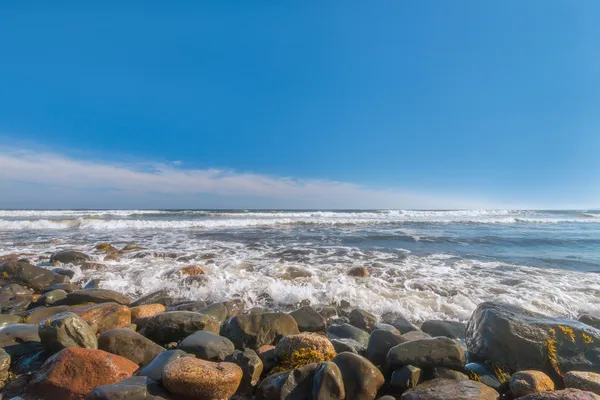 Okyanus kıyısı ve dalgalar — Stok fotoğraf