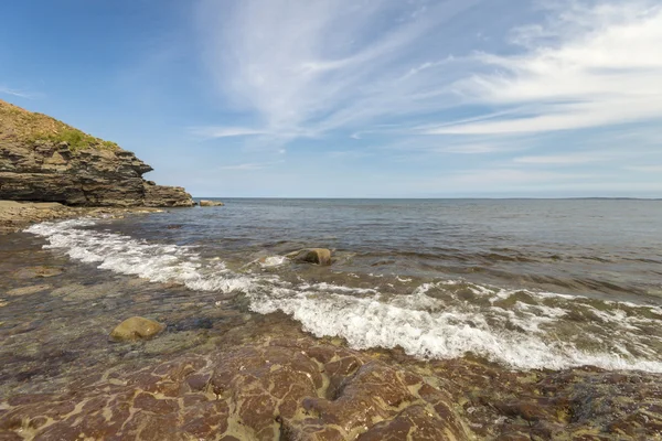 Spiaggia rocciosa dell'oceano — Foto Stock