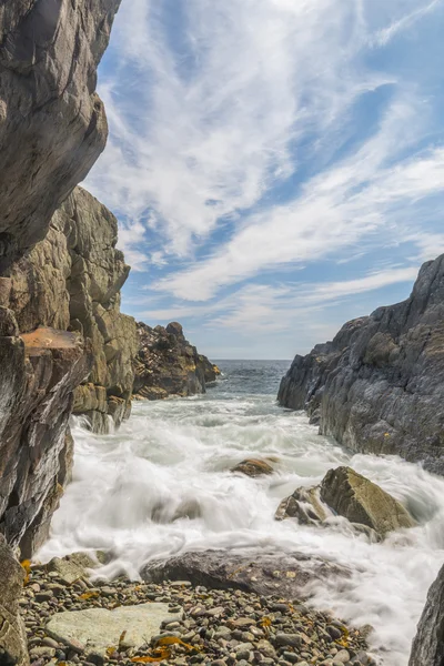 Las olas del océano chocan contra una costa rocosa — Foto de Stock