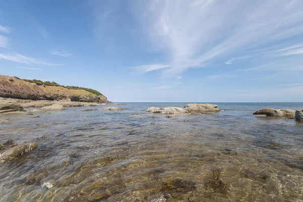 Rotsachtig strand — Stockfoto