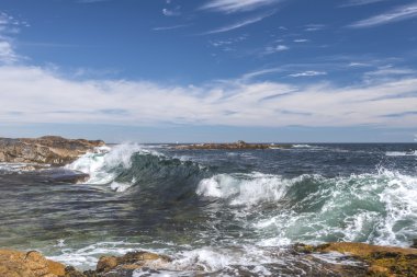 Okyanus dalgaları kayalık sahil kilitleniyor