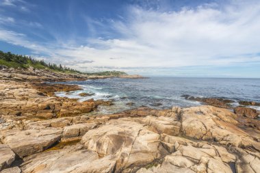 Kayalık okyanus kıyısı