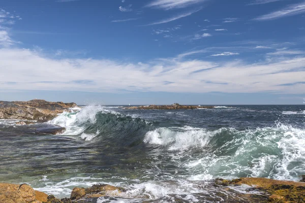 Golven van de Oceaan in rotsachtige kust — Stockfoto