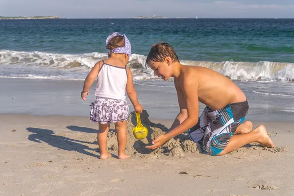 Children building a sand castle — Stock Photo, Image