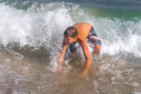 Junge spielt und hat Spaß am Strand — Stockfoto