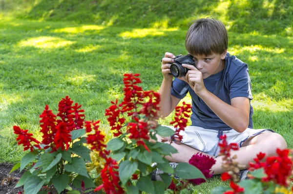 Boy taking photos outdoor — Stock Photo, Image