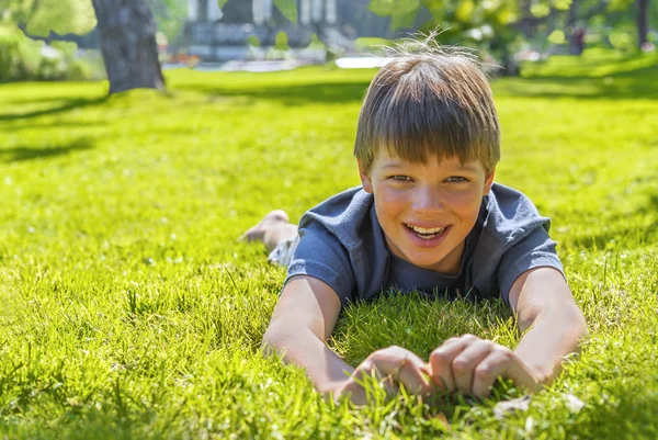 Lächelnder glücklicher Junge — Stockfoto