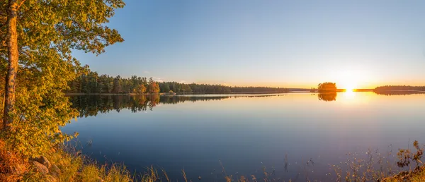 Panorama di un tramonto su un lago — Foto Stock