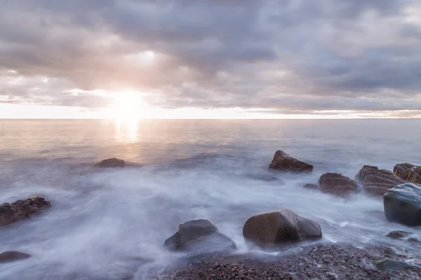 Oceaan golven bij zonsopgang - lange-blootstelling — Stockfoto