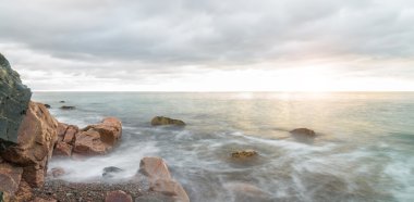 Okyanus dalgaları sunrise - uzun pozlama Panoraması