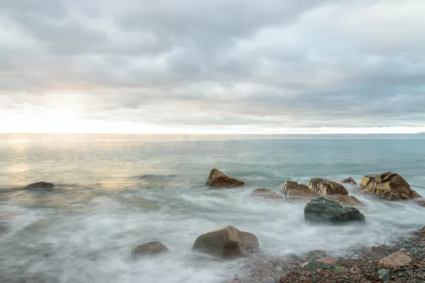 Океанские волны на восходе солнца - длительное воздействие — стоковое фото