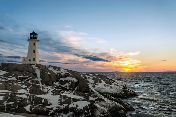 Peggys Cove Lighthouse vid solnedgången — Stockfoto