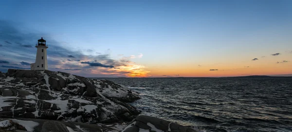 日落之后 peggys 湾灯塔的全景 — 图库照片