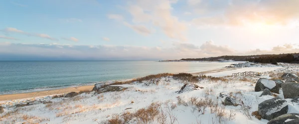 Havet stranden en vinterdag — Stockfoto