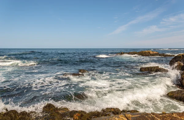Океанские волны падают на берег — стоковое фото