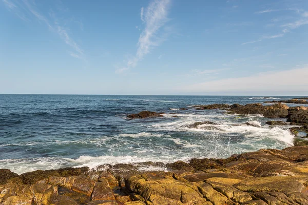 Onde oceaniche che si infrangono contro la riva — Foto Stock