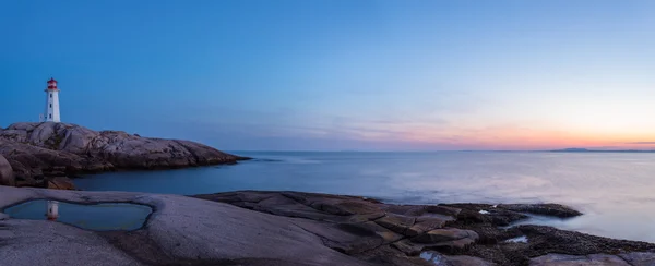 Panorama av peggys cove's fyr efter solnedgången (nova scotia, — Stockfoto