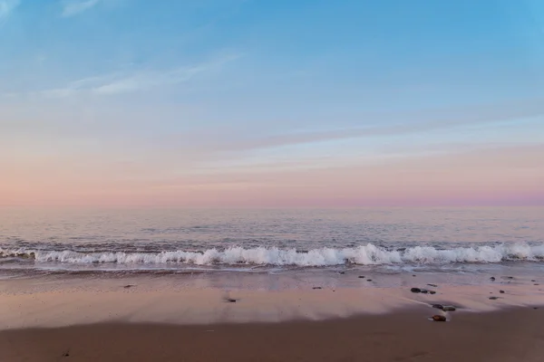 Oceaan strand bij het krieken van de dag — Stockfoto