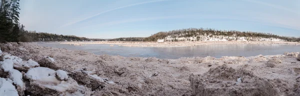 눈과 얼음으로 덮여 숲 강의 파노라마 — 스톡 사진