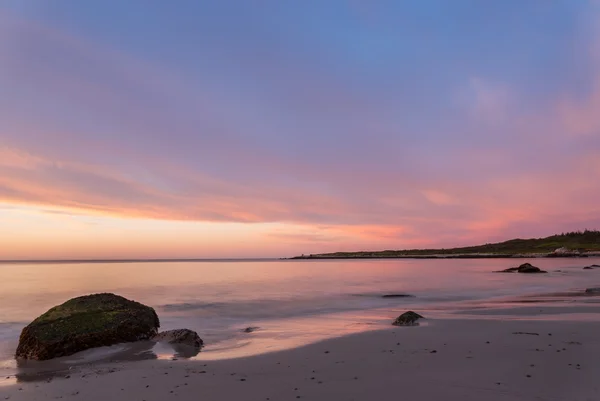 Meeresstrand im Morgengrauen — Stockfoto