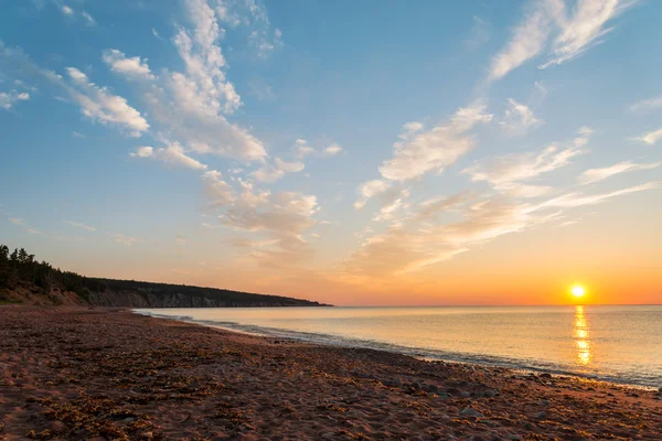 Oceano litoral ao nascer do sol — Fotografia de Stock