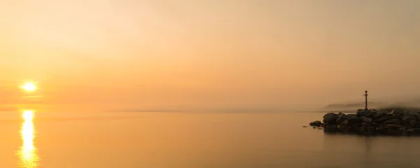 霧の海海岸のパノラマ — ストック写真