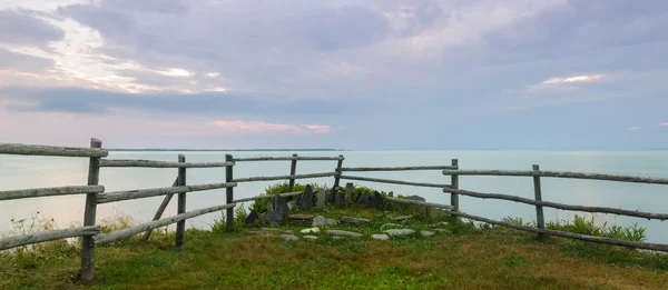 Panorama de uma cerca de madeira na costa do oceano pela manhã — Fotografia de Stock