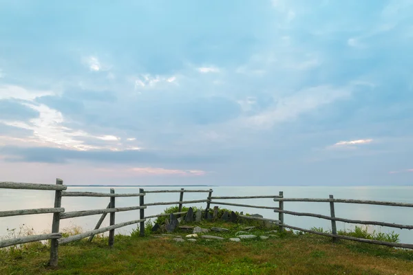 Деревянный забор на берегу океана утром — стоковое фото