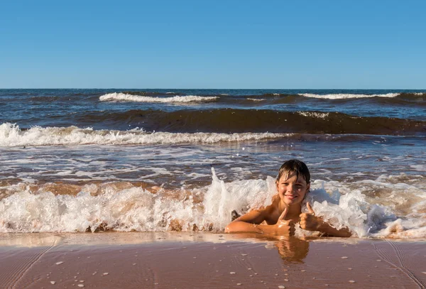 Boy is having fun on beach — Stock Photo, Image