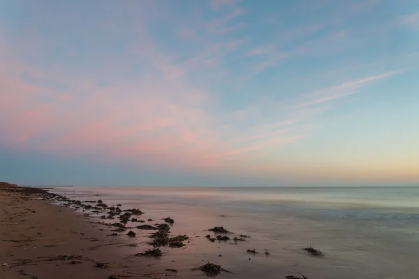 Oceano praia no crack do amanhecer — Fotografia de Stock