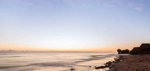 Ocean beach bij de zonsopgang — Stockfoto